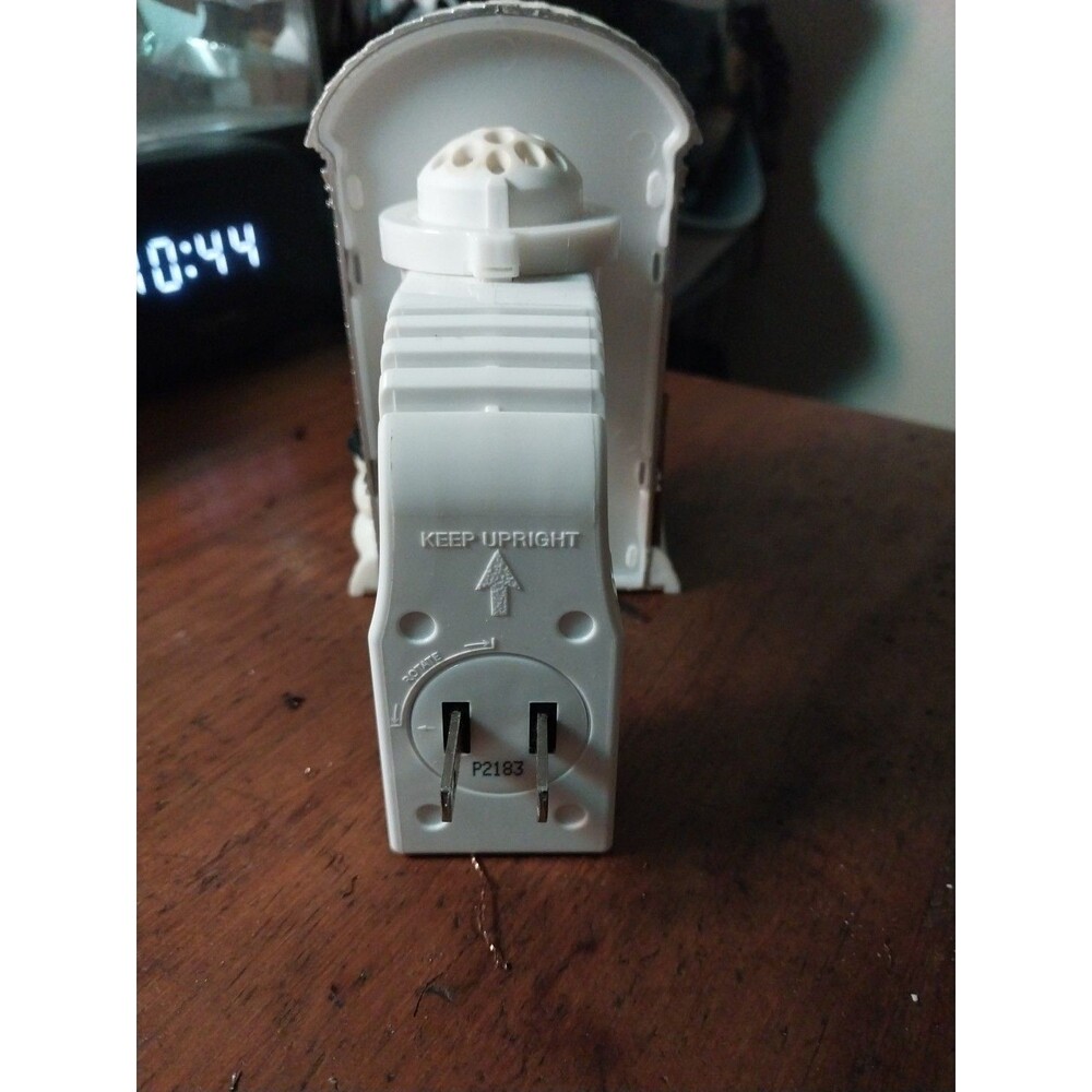 2 Bath & Body Works Christmas Wallflower Projectors - Paris & Red Door House - Picture 10 of 13